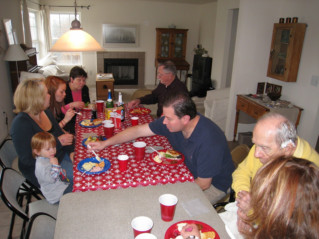 Christmas 2007 Kasdorf Misselhorn Gathering 004.jpg - Christmas 2007! The Misselhorn, Kasdorf and Burns families come together for the celebration! Lots of talk, food, presents, food and visiting.